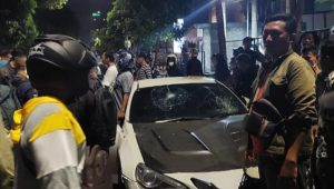 Kendarai Mobil Mewah Sembari Mabuk, Sopir Dihajar Warga