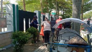 Jumat Berkah, Media Transisinews Bojonegoro Bersama Donatur Bagikan 230 Nasi Bungkus
