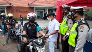 Vaksinasi Drive Thru Polres Malang Tidak Pernah Sepi Peminat