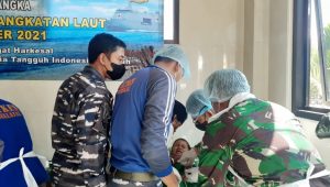 Peringati HUT Kesehatan TNI AL Tim Kesehatan Kodiklatal Gelar Khitanan Masal di Bangkalan