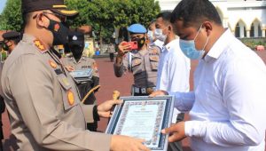 Kapolres Pasuruan Pimpin Apel dan Pemberian Reward Penghargaan Kepada Anggota Yang Berprestasi
