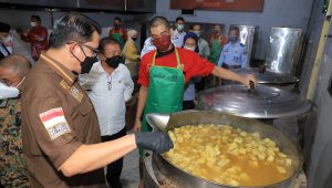 Kunker Reses, Anggota Komisi III DPR RI Cicipi Semur Daging Rutan Surabaya