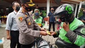 Polres Jember dan URC Gojek Jember Gelar Aksi Pembagian Masker
