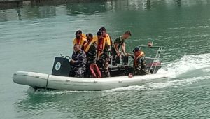 Siswa TNI AL Satdik-1 Kodiklatal Tanjung Uban Lattek Pengoperasian Sekoci Karet