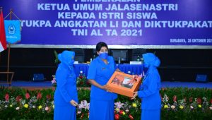 Ketua Umum Jalasenastri Berikan Pembekalan kepada Istri Siswa Diktukpa Angkatan LI dan Diktupakat TNI AL TA 2021