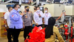 Bagikan Ribuan Sembako, Kapolri Titip Pesan Buruh Tetap Jaga Prokes