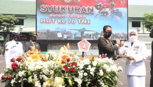 HUT TNI, Khofifah Sebut Kontribusi TNI Tangani Covid-19 Luar Biasa