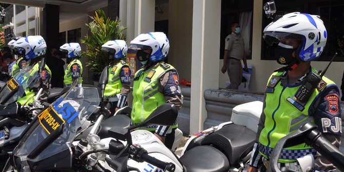 Bapak Acungkan Celurit Kejar Polantas