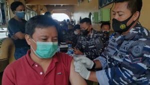 TNI AL, Kodiklatal Kebut Vaksinasi Serbuan Maritim Bagi ABK KM Armada Permata di Tanjung Perak Surabaya