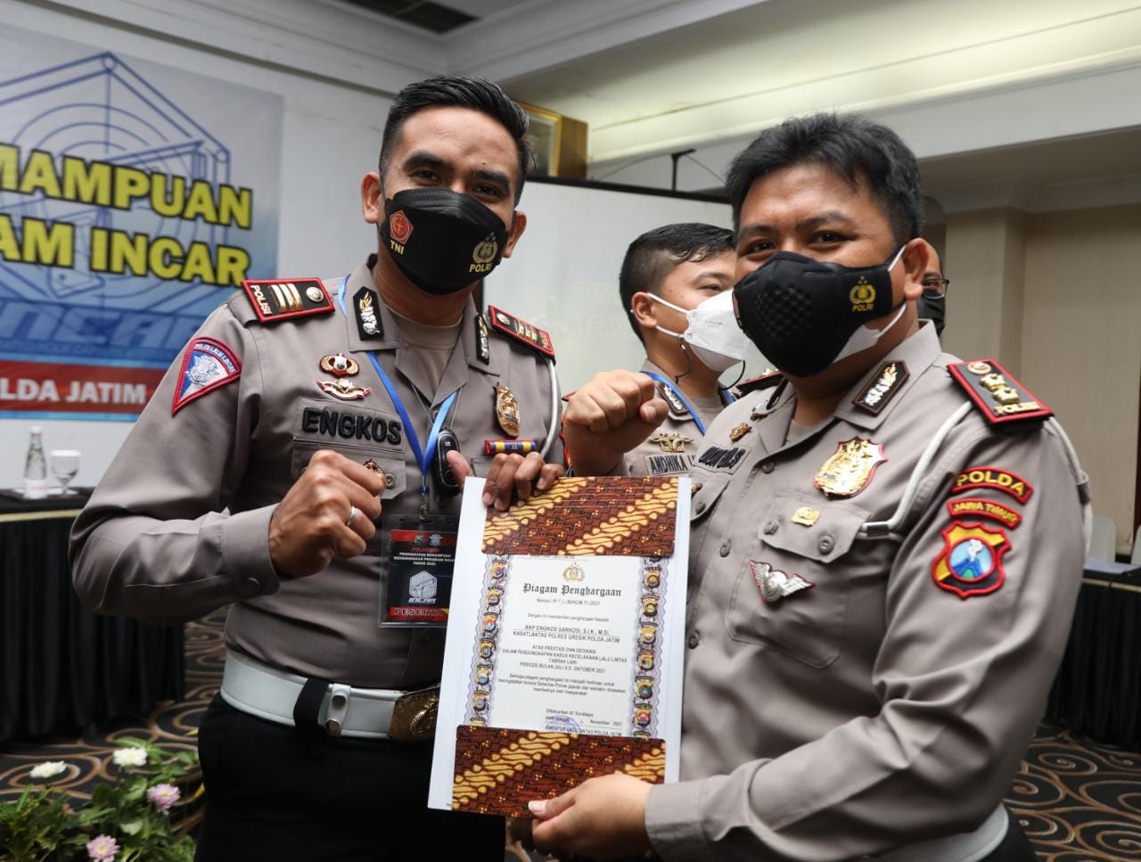 Karena Ini, Kasatlantas Polres Gresik Terima Penghargaan
