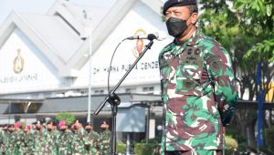 Dankodiklat TNI AL Beri Penghargaan Sepeda Gunung Kepada Empat Bingsis Teladan