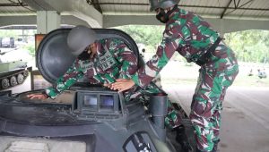 Satgasduk Komlek Bantu Perbaikan Alkom Batalyon Tank Pasrat