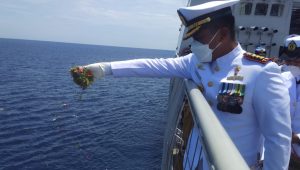 Peringati Hari Pahlawan Dirlat Lattek Layar Wira Jala Yudha XIV/2021 Pimpin Upacara dan Tabur Bunga Dari Atas Geladak KRI Surabaya 591