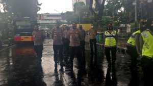Kapolrestabes dan Wakapolrestabes Surabaya Setia Mendampingi Buruh Menyampaikan Aspirasi Di Tengah Derasnya Hujan