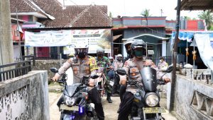 Kunjungi TPS Dengan Bersepeda Motor, Kapolresta Banyuwangi Pastikan Pilkades Serentak Berjalan Aman
