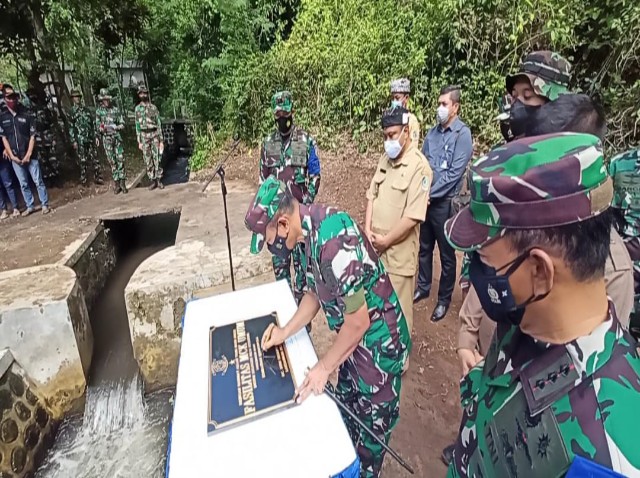 Selesai Tutup Lattek Sea and Jungle Survival Siswa Senerbal, Dankodikopsla Kodiklat TNI AL Resmikan Fasum MCK