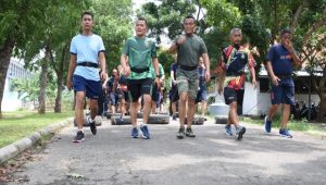 Sambut HUT Ke-71 Tahun 2021 Prajurit Kodikmar Kodiklat TNI AL Gelar Lomba Tarik Ban dan Menembak Pistol