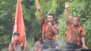 Wakil Ketua DPC PDIP Kota Surabaya Temui Pendemo Pemuda Pancasila Surabaya
