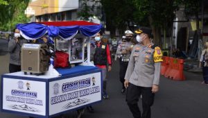 Tingkatkan Capaian Vaksinasi Lansia, Polisi Gunakan Gerobak Vaksin di Pasar