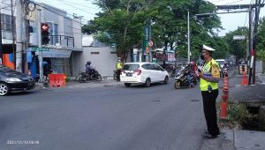 Rutinitas Kanitlantas Polsek Lakarsantri Pimpin Giat Pos Pagi