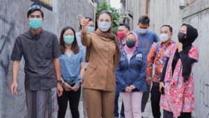 Luna Maya Jadi RT, Ini Potretnya Keliling Kemang Menyapa Warga