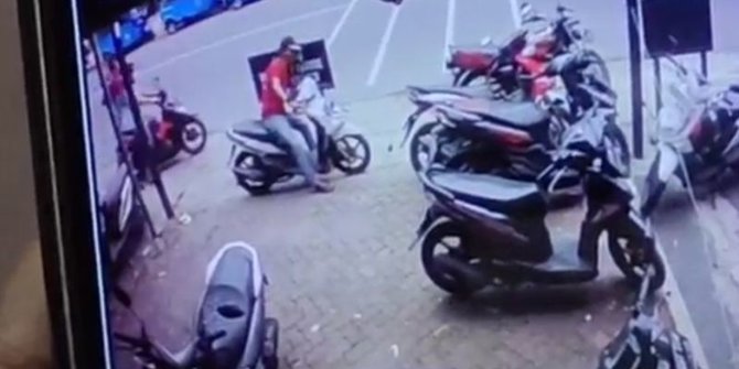 Motor Mati, Aksi Pria Curi Rambu Parkir Seberat 10 Kg Gagal