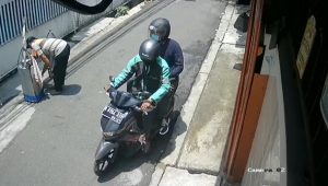 Penampakan Terduga Pelaku Teror di Rumah Orang Tua Veronica Koman
