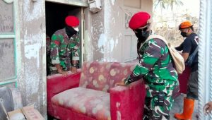 20 Personel Kopassus Bantu Evakuasi Barang Korban Bencana Gunung Semeru