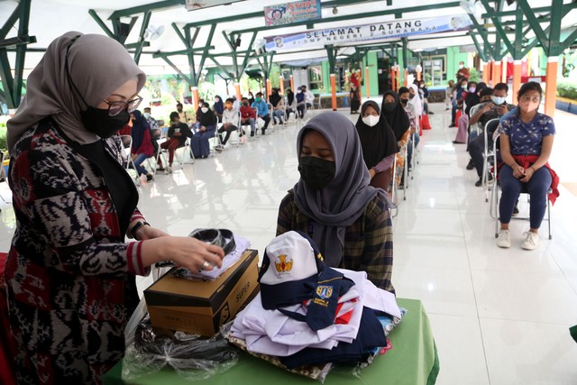 Cerita Siswa SMP: Senang Dapat Seragam Sekolah Gratis