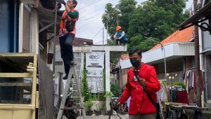 KKN Untag Percantik PJU di Kawasan Kalianyar Kebon Surabaya