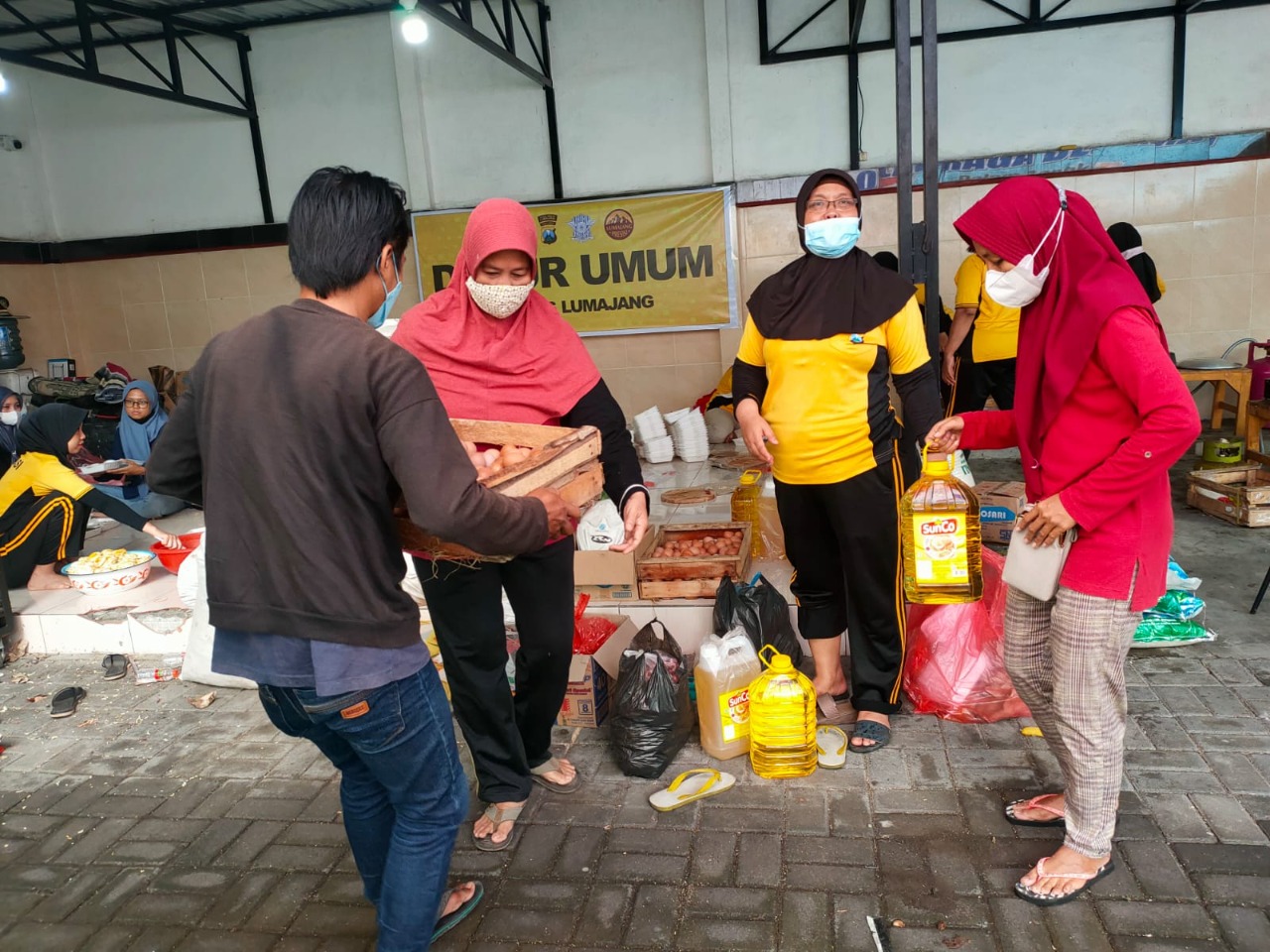 Polres Lumajang Kerahkan Personel Dirikan Posko dan Dapur Umum Bantu pengungsian