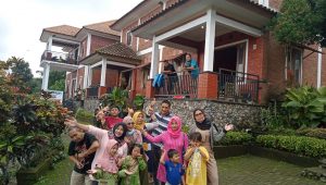 Liburan bersama keluarga bernuansa Pegunungan di Villa Kebon Pakis Pacet
