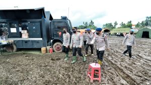 Kabaharkam Polri Cek Kesiapan Dapur Umum dan Posko Pengungsian yang Disediakan Oleh Polri