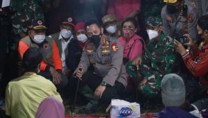 Tinjau Lokasi Pengungsian di Lapangan Sumber Wuluh Lumajang, Kapolri: Kita Lihat Kesiapan Satgas dan Tim DVI