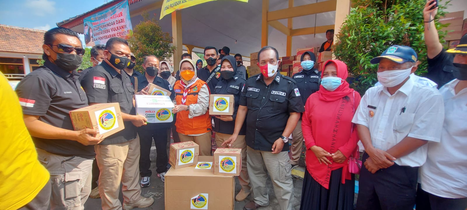 Ditnarkoba Polda Jatim  Bantu Korban Terdampak Erupsi Gunung Semeru