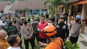 Komisi lll DPR RI Berikan Bansos di Tempat Pengungsian