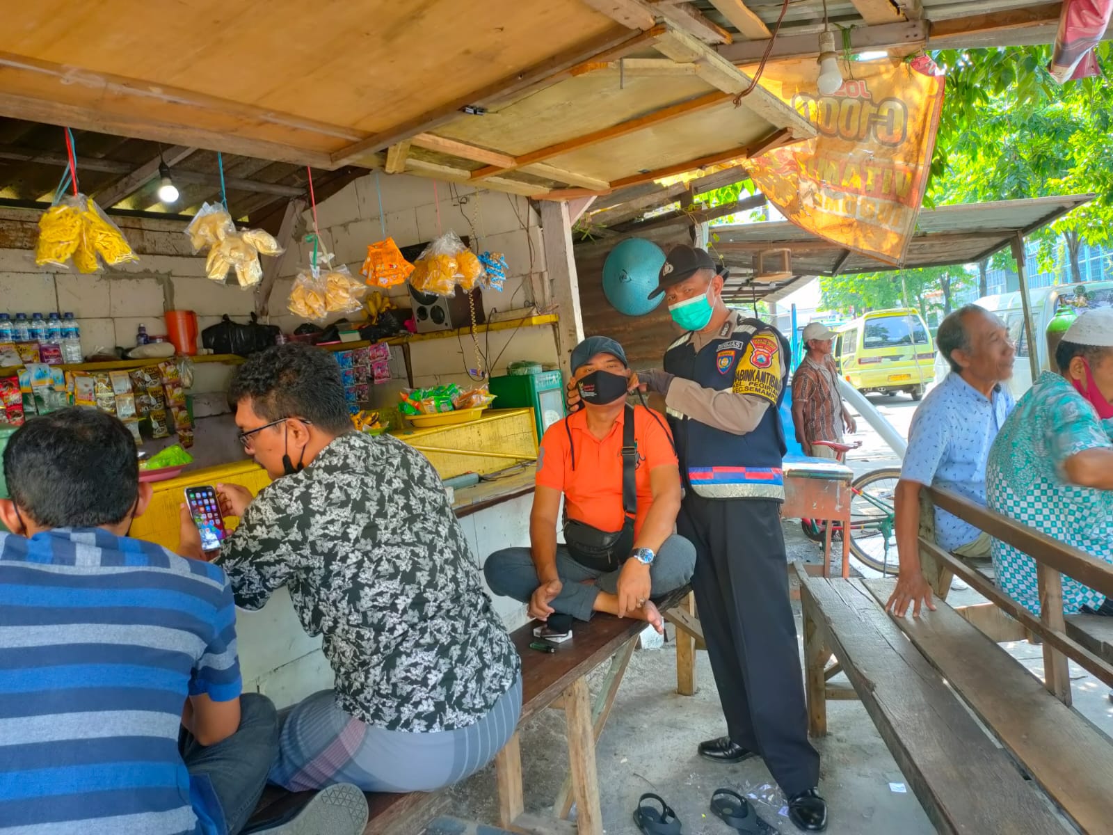 Sambangi Masyarakat Petugas Kepolisian Himbau Tetap Patuhi Prokes