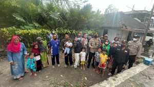 Saat cek Lokasi Pengungsian di Pronojiwo, Kapolda Jatim Sempatkan Bercengkrama Dengan Anak-anak Sekitar Lereng Semeru