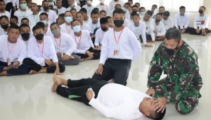 Mahasiswa Politeknik Negeri Madura Dapatkan Pembekalan Bantuan Hidup Dasar dari Kasatkes Kodiklat TNI AL