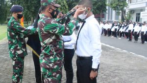 Danpusdiklapa Kodiklat TNI AL Tutup Latihan Dasar Bela Negara dan Kepemimpinan Mahasiswa Politeknik Negeri Madura
