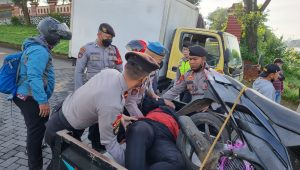 Sigap, Anggota Danton Dalmas Polda Jateng Tolong Korban Kecelakaan
