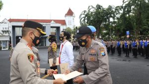 Kapolrestabes Surabaya Memberikan Penghargaan Kepada 107 Anggota Polri Dan ASN Berprestasi