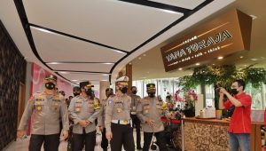 Kakorlantas, Asops, dan Kadiv Humas Polri Pastikan Penerapan Protokol Kesehatan di Tempat Publik Surabaya Berjalan dengan Baik