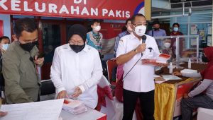 MenSos Bagikan PKH Tunai di Kelurahan ,WaWali Armuji bantu jemput warga.