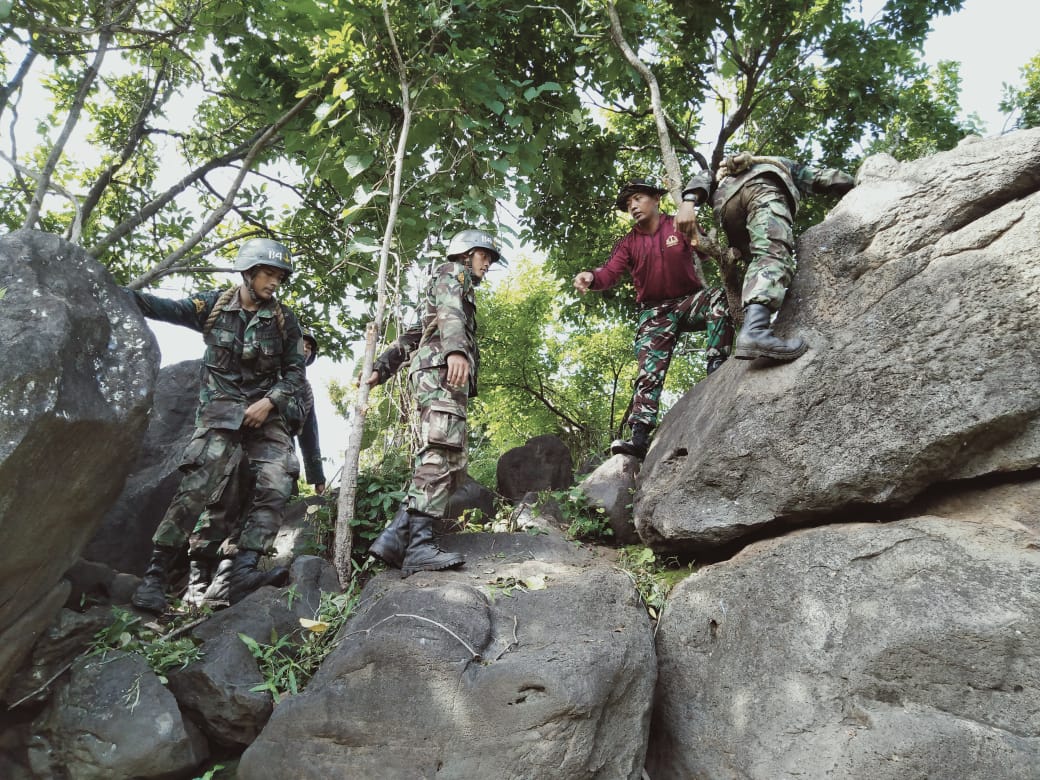 Siswa Dikko Marinir TNI AL Digembleng Free Climbing