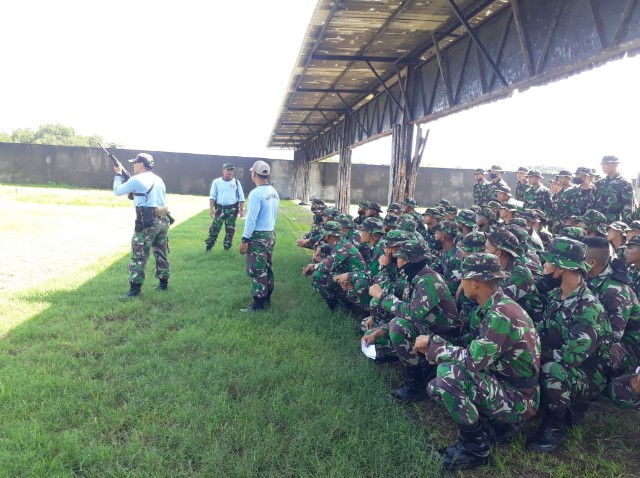 Asah Naluri Tempur, Siswa Pusdiktek Kodiklat TNI AL Latihan Menembak