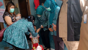 Giat Peduli Stunting, Lurah Tanah kali kedinding dan TP PKK berikan bantuan langsung kepada warga