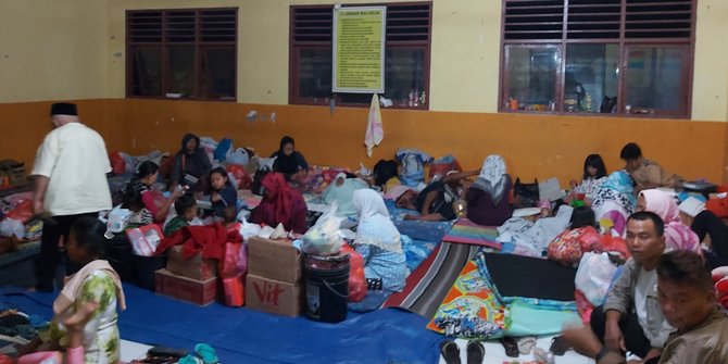 Malam di Lokasi Pengungsian Erupsi Semeru