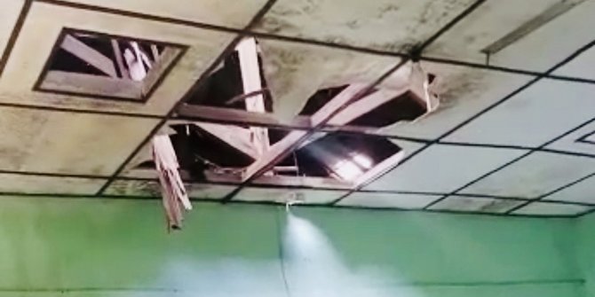 Plafon SD Joyontakan Jebol akibat Hujan Deras