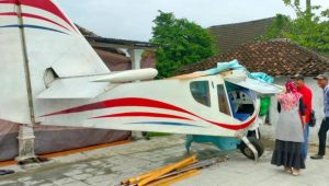 Rakit Pesawat di Halaman Rumah